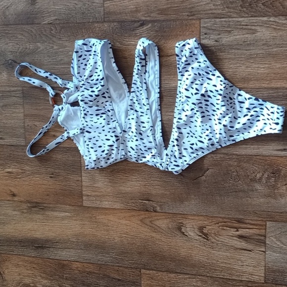 Stylish Black and White Swimsuit - Picture 2 of 4